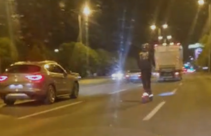 VIDEO Nevjerojatno! Romobilist jurio po Zagrebačkoj aveniji, radio je slalome između vozila