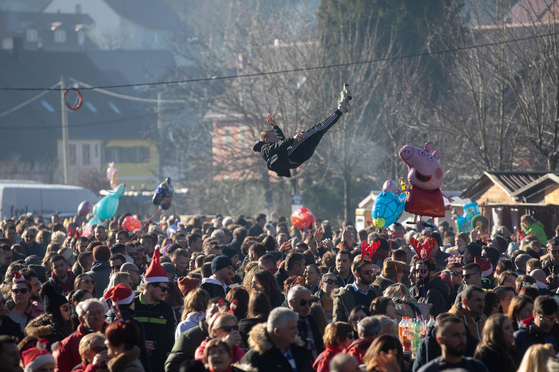 Tradicionalni docek Nove godine u podne u Fuzinama.