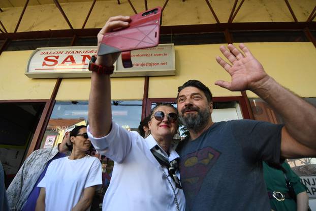 Bjelovar: Glumci u sklopu BOk festivala sami su bili eksponati u izlogu namještaja San