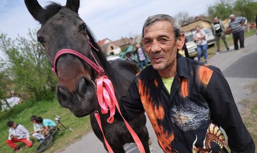 VIDEO Joci mještani kupili konja i dali mu 700 eura. Novac nije uzeo, darovao ga rukometašici