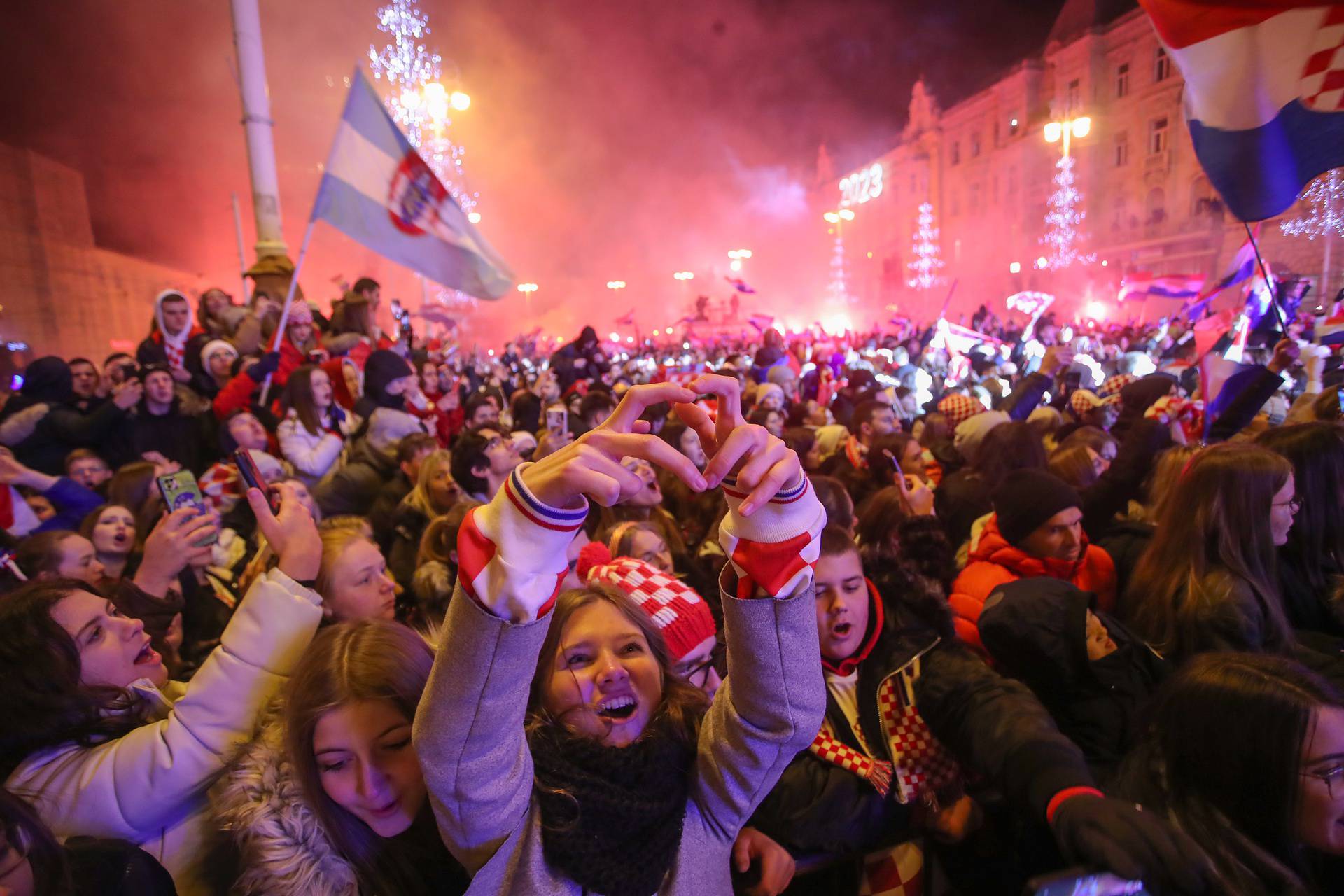 Prava ludnica vlada na Jelačićevom trgu, Vatreni krenuli prema Trgu