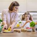 Vodič za sve uzraste: S koliko godina bi djeca trebala početi raditi kućanske poslove