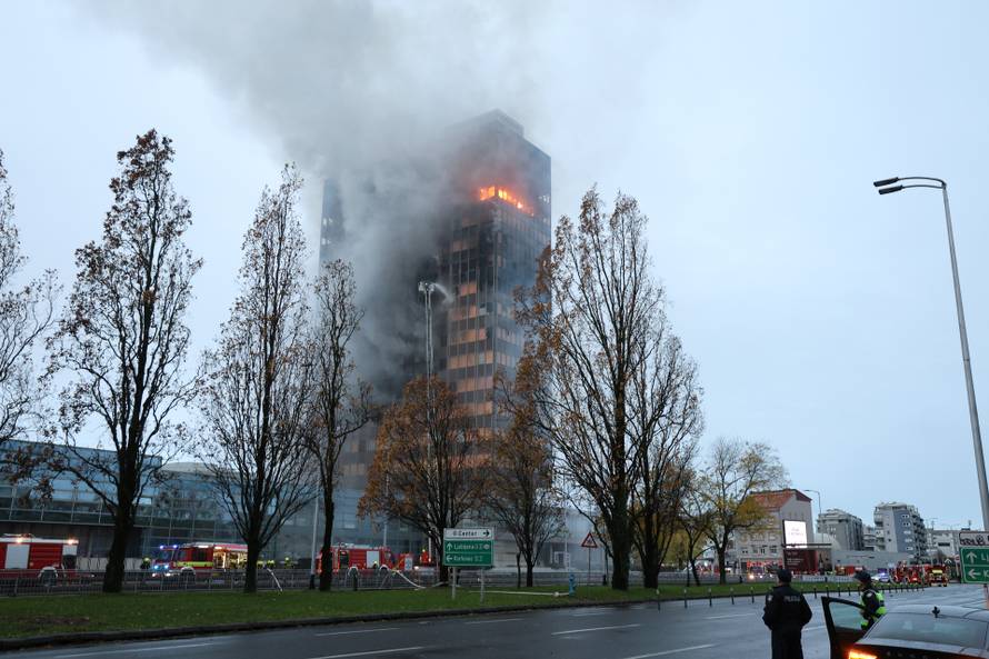 Zagreb: Nastavlja se gašenje Vjesnikovog nebodera, teška noć iza vatrogasaca