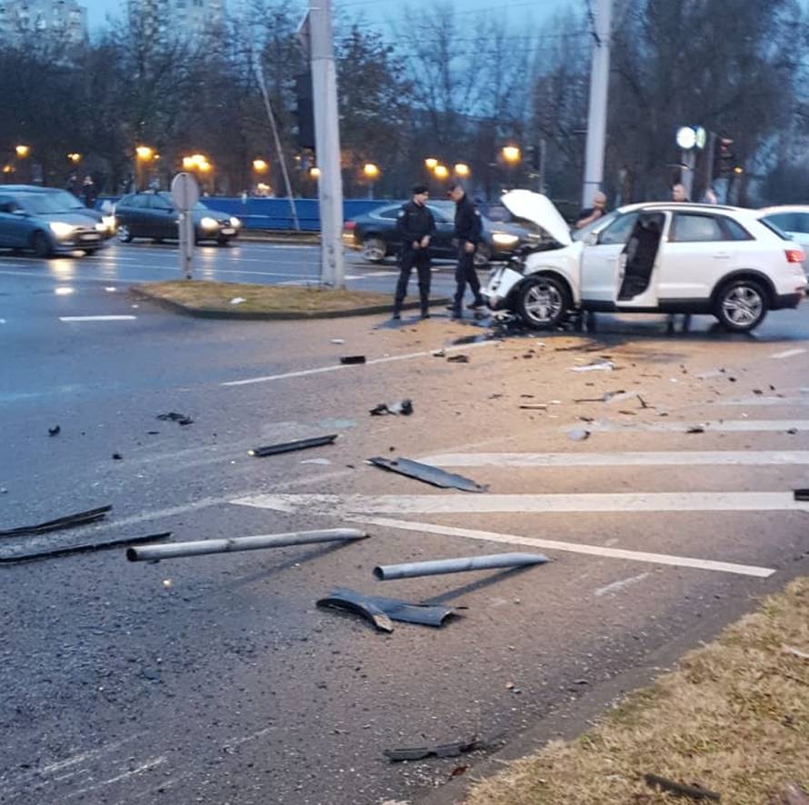 Policijski kombi prevrnuo se na bok: Dvoje ozlijeđenih u Audiju