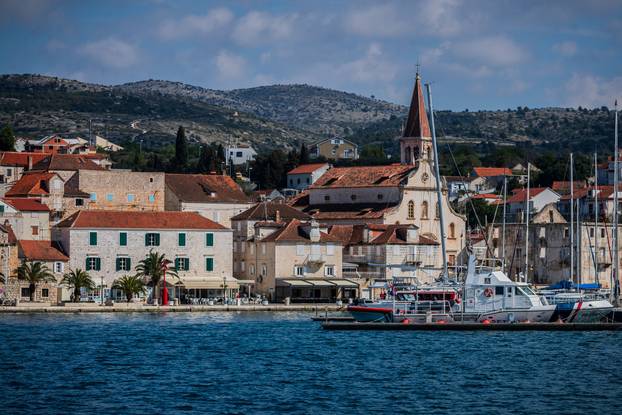 Pogled na Milnu na otoku Braču