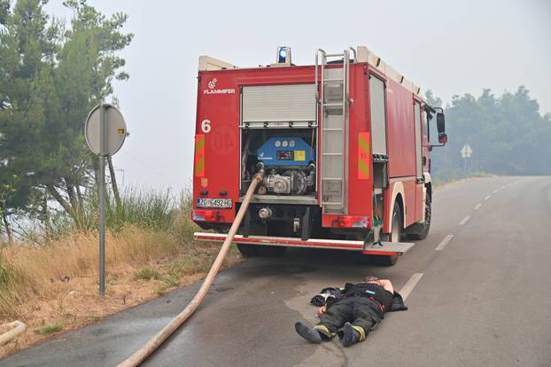 Tučepi: Umorni vatrogasci zaspali na cesti nakon borbe s požarom