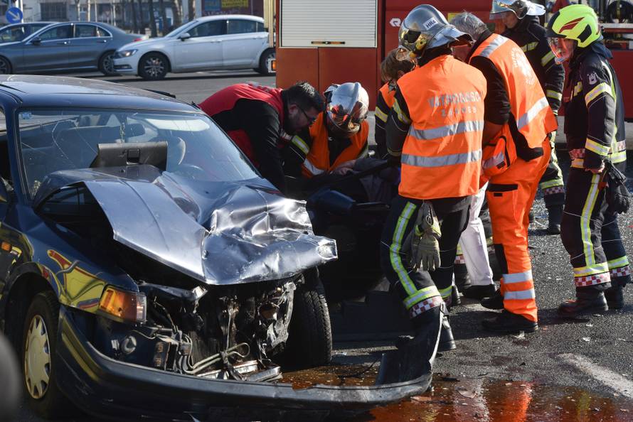 Vatrogasci ih izvlačili iz auta: Žena (83) preminula u bolnici