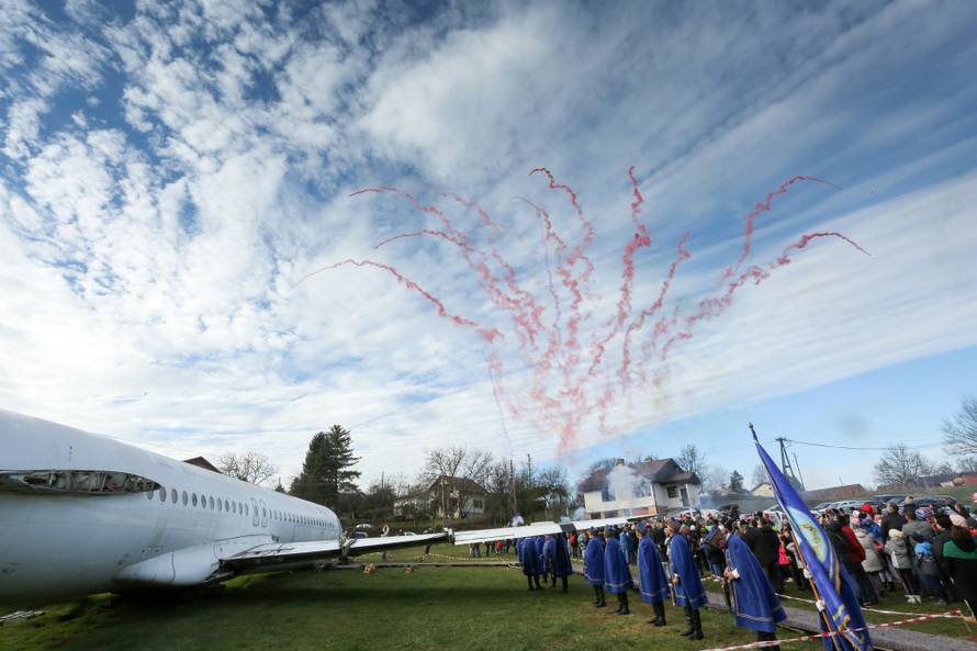 Doček u party avionu: Uz ples i vatromet  'uletjeli' su u Novu...