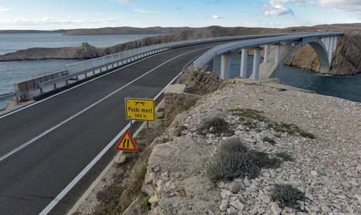 HAK: Za sav promet zatvoreni su Paški most i Maslenica, zbog vjetra prekinute trajektne linije