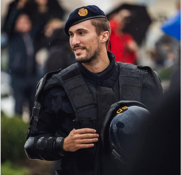 Zavedi me, privedi me! Žene bacile oko na zgodne policajce dok se tresla narko scena...