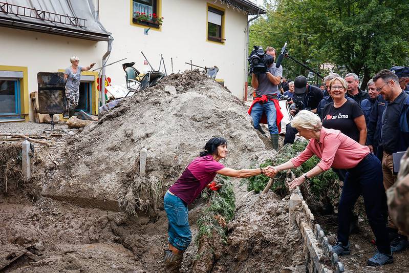 Volonterka Tina Maze pomaže unesrećenima u poplavama