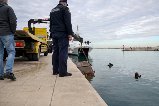 Zadar: Izvlačenje auta koji je 18 godina bio u moru