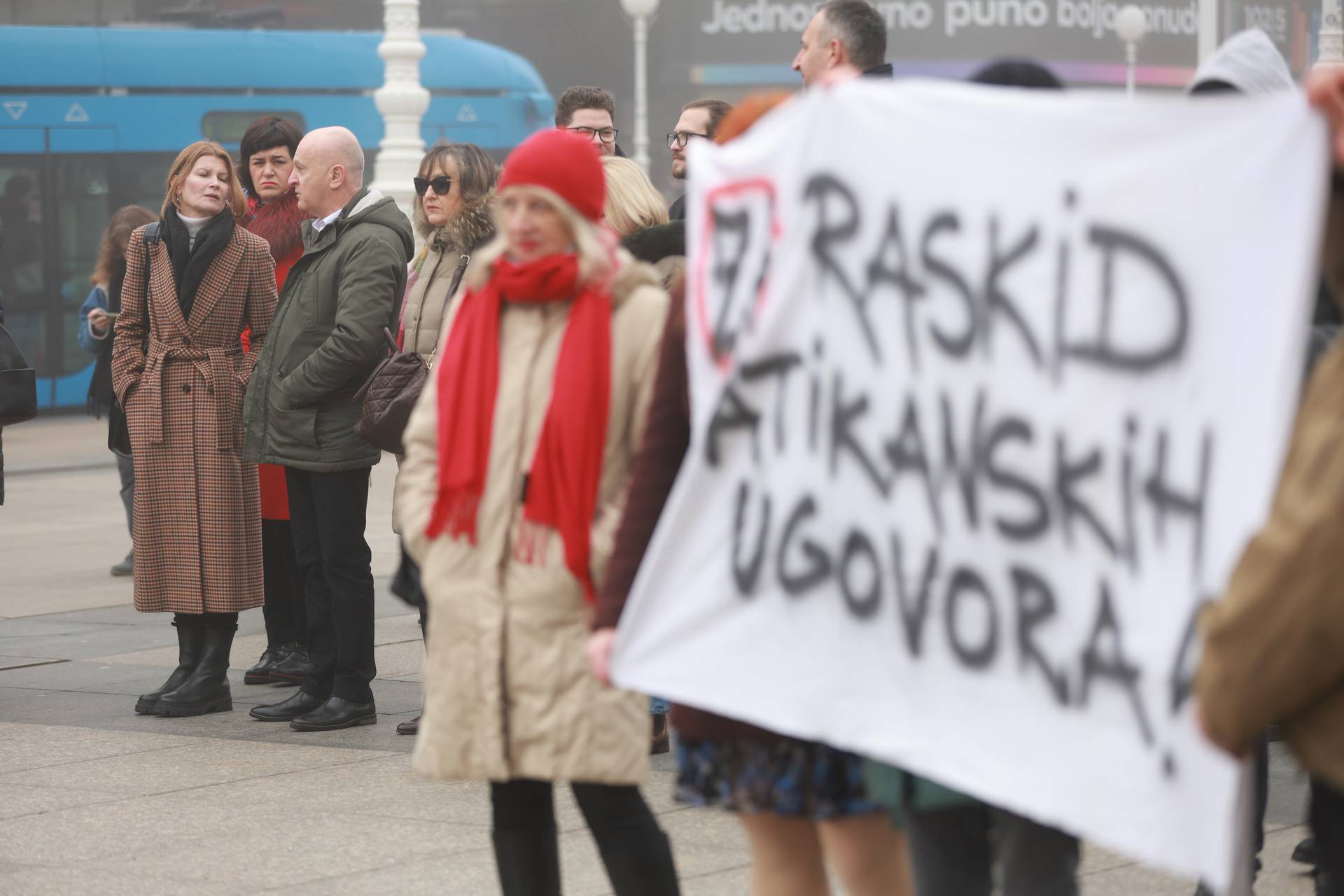 Molitelji od ranih jutarnjih sati kle?e na Trgu bana Josipa Jela?i?a, do?ekao ih je kontraprosvjed