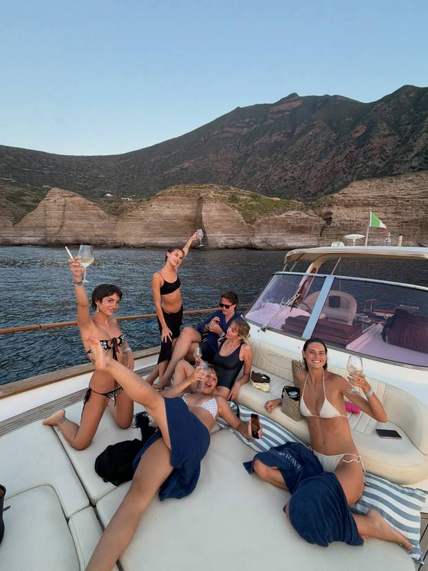 FOTO Victoria de Angelis u mini badiću ljubila djevojku na Siciliji