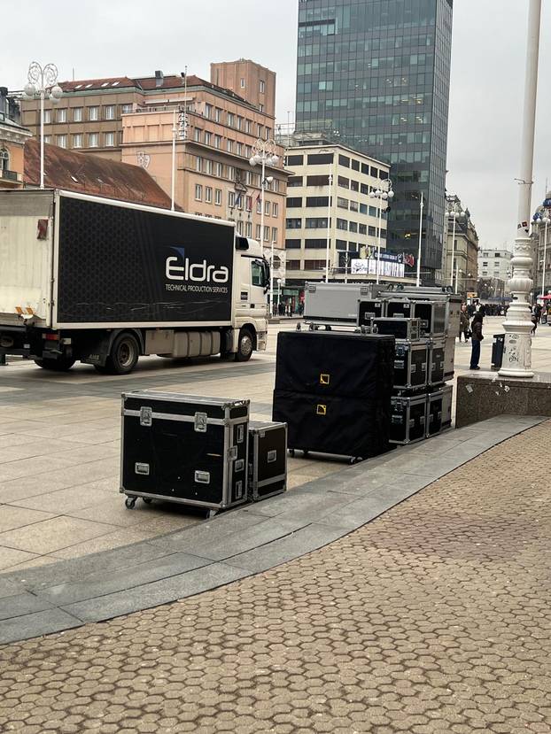 FOTO Nema dočeka, ima dočeka. Pogledajte kako ponovno montiraju binu na trgu