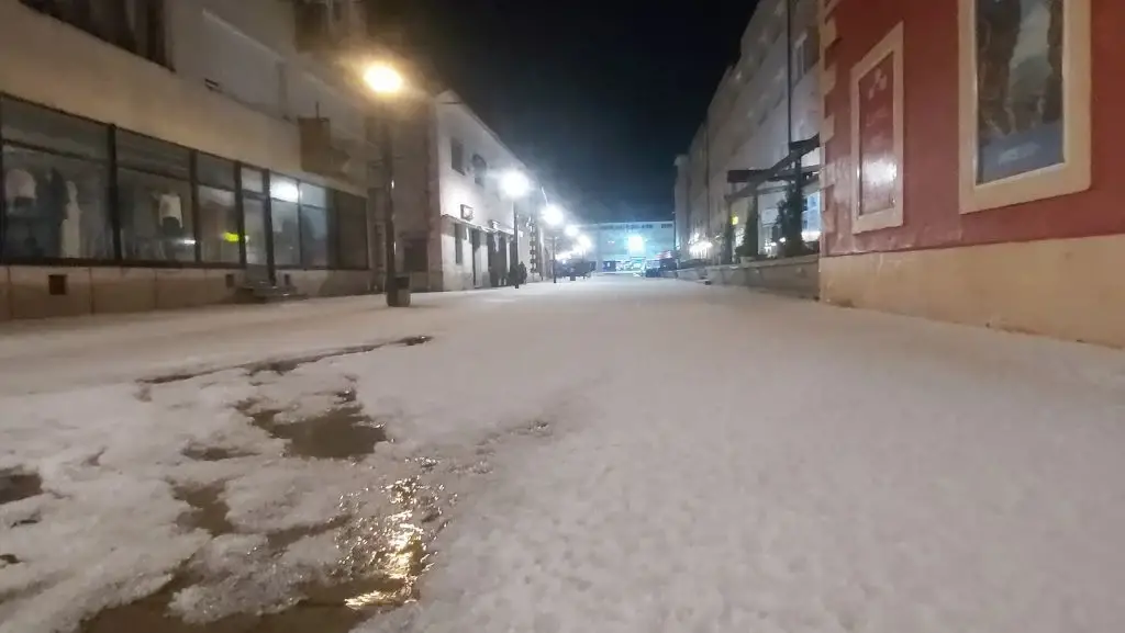 Snažno nevrijeme zabijelilo je Livno: Oštećene kuće, iščupana stabla, led je prekrio ulice...