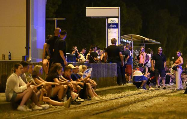 Zagreb: Završio je koncert Marka Perkovića Thompsona, kolone ljudi idu s hipodroma
