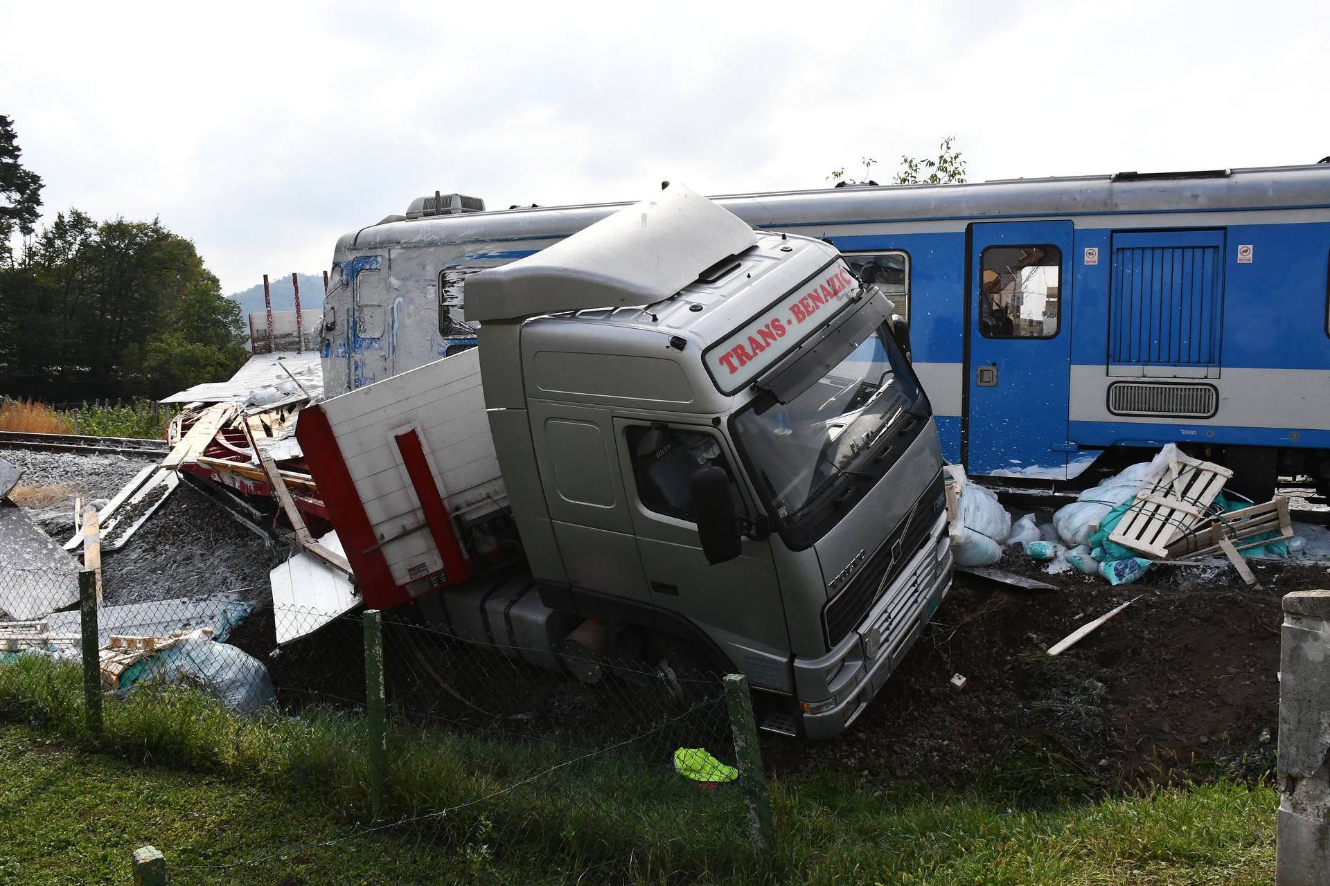 Požega -  Sudar putničkog vlaka i kamiona na pružnom prijelazu u ulici Nikole Zrinskog u Požegi.