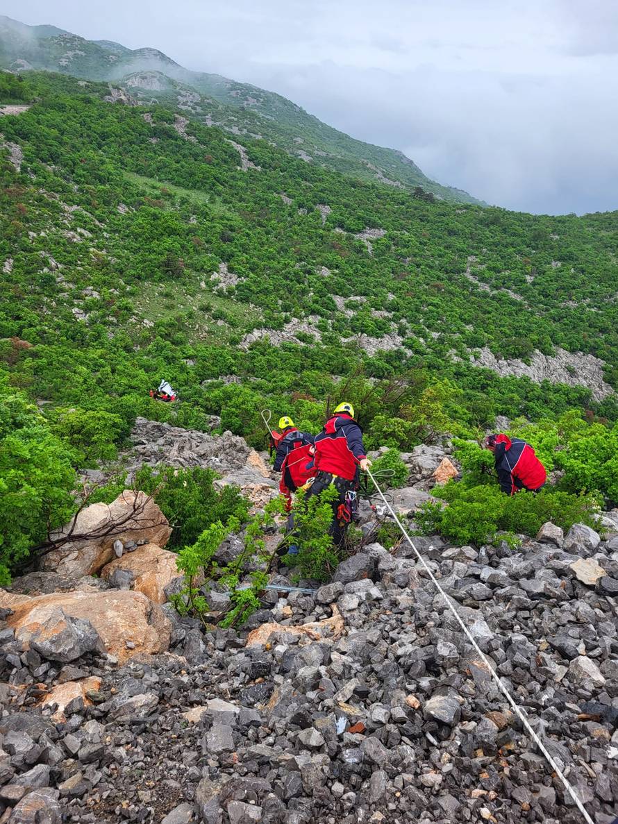 Gospić: Automobilom sletio provaliju, izvukao ga HGSS