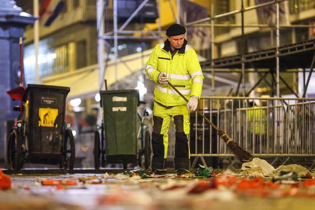 Zagreb: Ubrzo nakon završetka dočeka počelo je čišćenje trga 