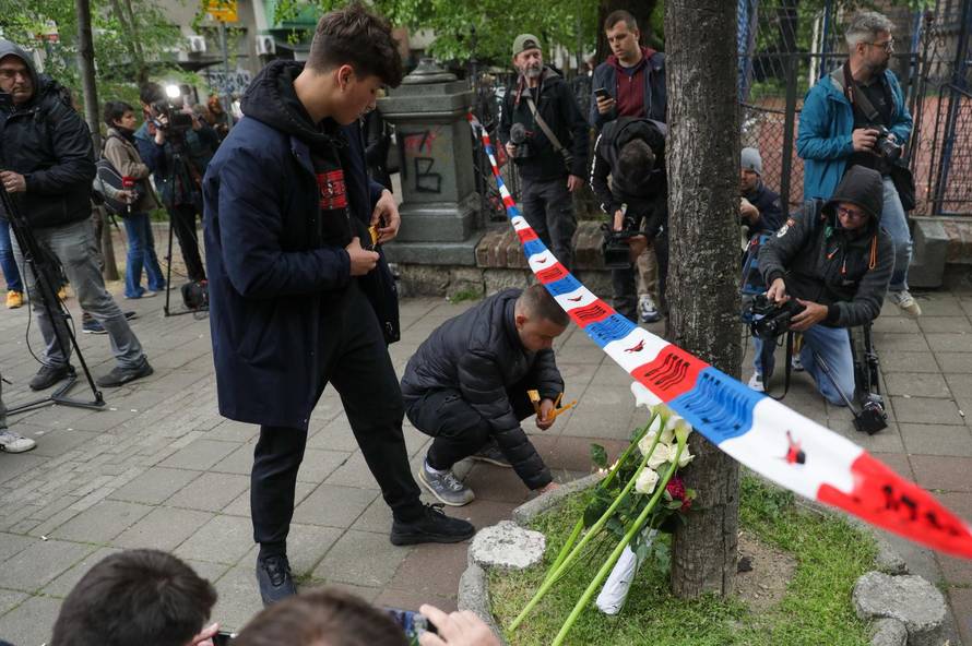 Beograd: Građani polažu cvijeće te pale svijeće ispred škole gdje je jučer učenik ubio devet osoba