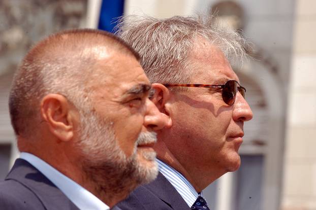 FOTO Ćaća je izašao iz zatvora: Uspon i pad bivšeg premijera, iza rešetaka proveo 10 godina