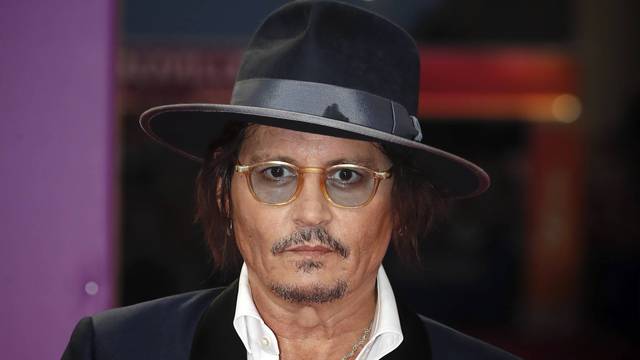 Depp zabrinuo sve na crvenom tepihu: Ispijen i blijed, skrivao se od bliceva iza naočala i šešira