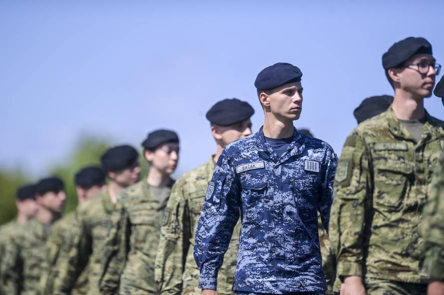 Velika Gorica: Uvježbavanje pješačkih postroja Hrvatske vojske za svečani vojni mimohod