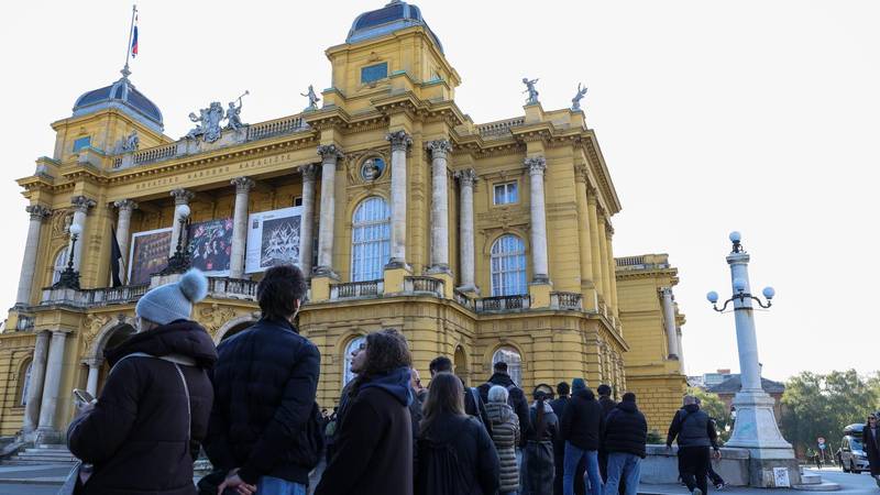 FOTO Pogledajte prizore ispred HNK! Satima stoje zbog Orašara