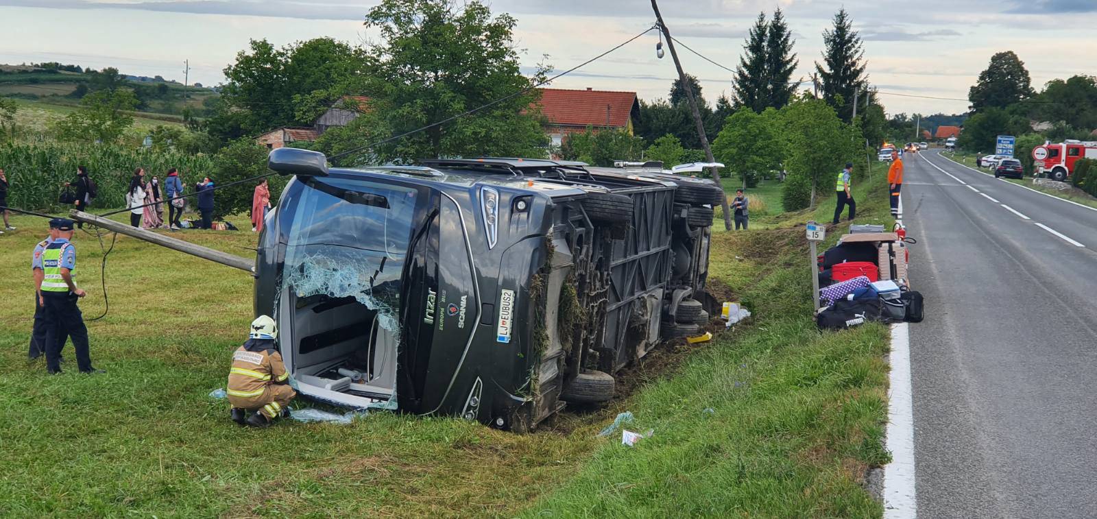 Slovenski bus izletio s ceste u Tušiloviću, ozlijeđeno šest ljudi