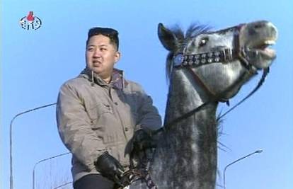'Fura' se na Putina: Vođa Kim Jong Un jaše konja, vozi tenk...