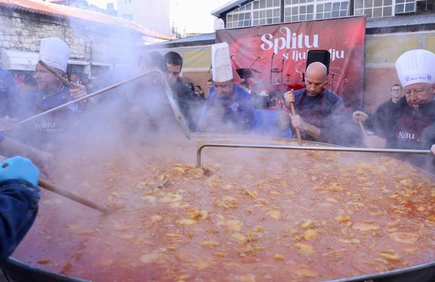 U Splitu građanima podijeljeno pet tisuća porcija bakalara i fritula
