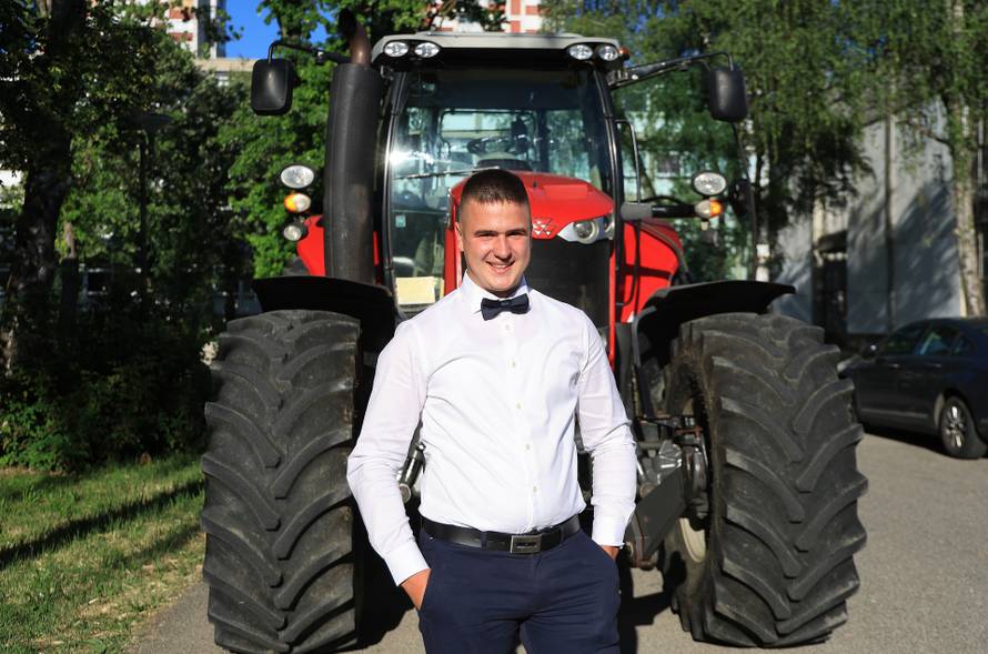 24sata Rugvica: Maturant iz Ježeva, traktorom do Građevinske škole na maturalnu večer