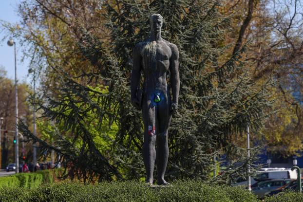 Zagreb: Na Uskrs osvanuli pofarbani testisi Bacača diska 