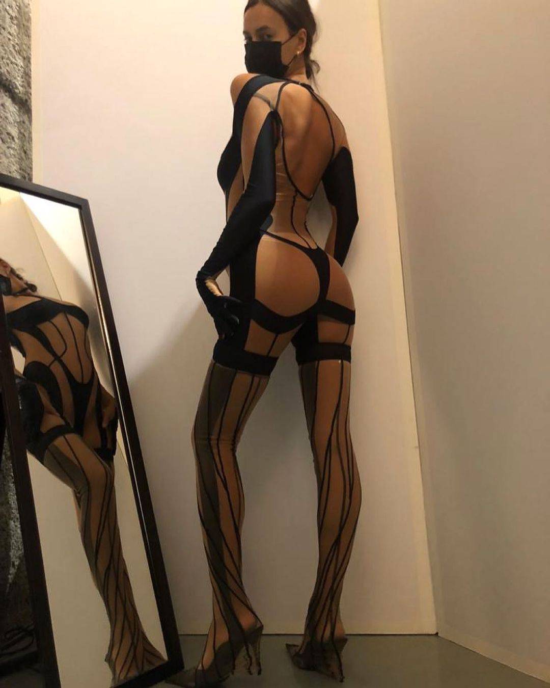 Irina Shayk pokazala savršeno tijelo u prozirnom kombinezonu