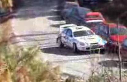Rally vozač zabio se u aute parkirane pokraj staze