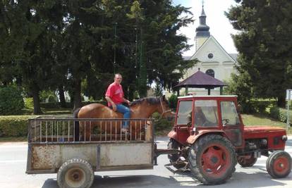 Jahao na konju dok su ga vozili u prikolici traktora