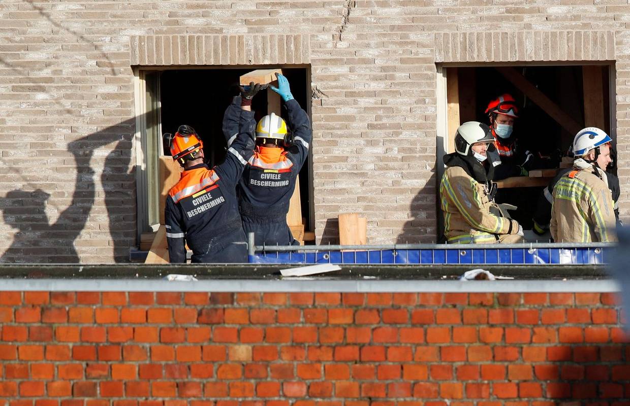 Vatrogasci traže preživjele: 'Potraga će potrajati cijele novogodišnje noći, a i duže'