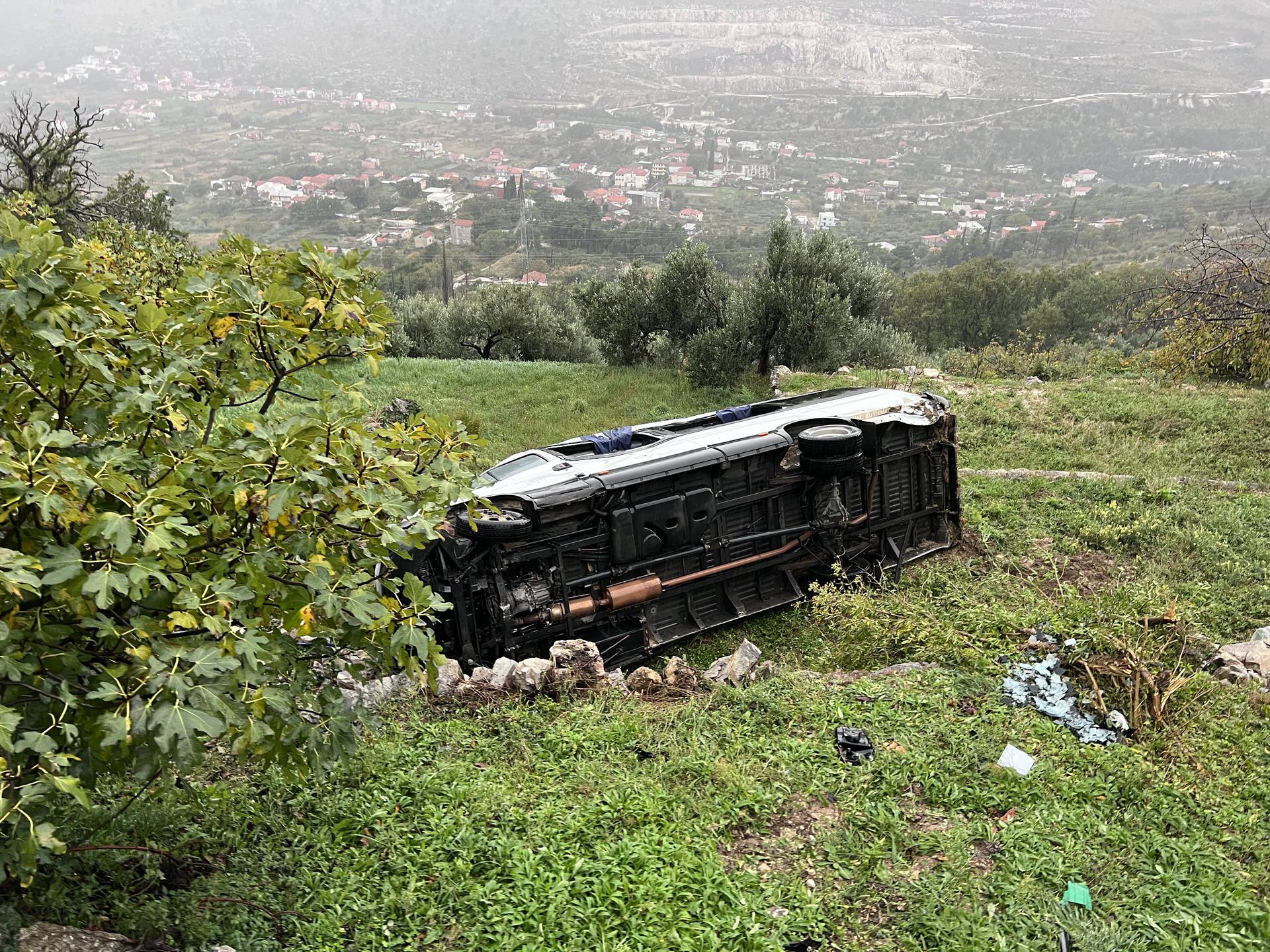 Gornje Sitno: Školski kombi sletio s ceste kod Splita, djeca prevezena u bolnicu