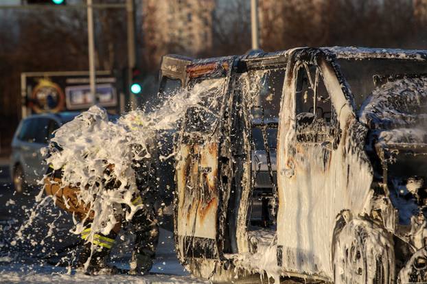 Zagreb: Požar kombi vozila na  Aveniji Većeslava Holjevca