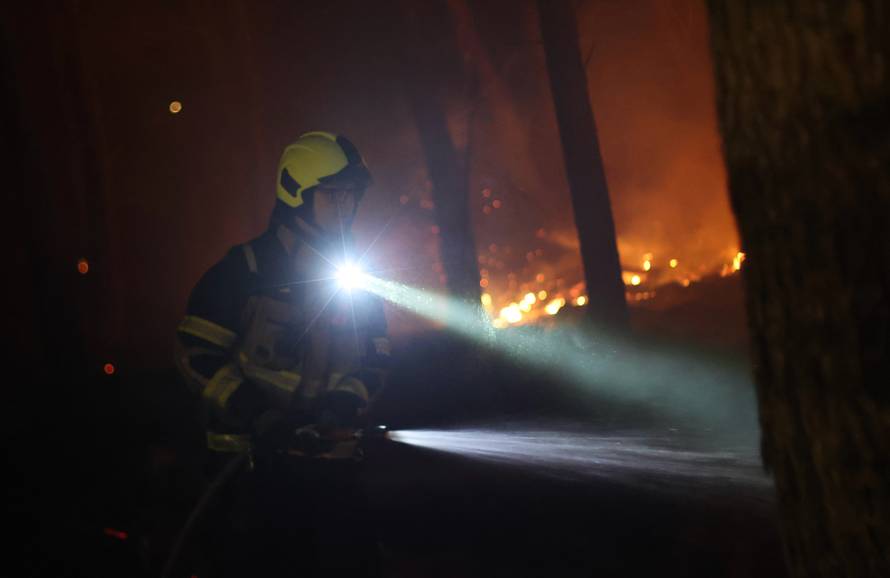 Brač:Još jedna neprospavana noć za gasitelje.