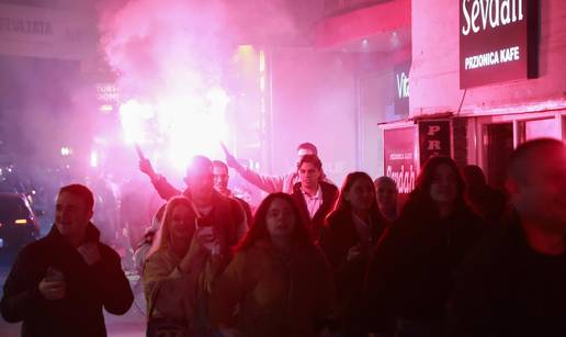 VIDEO I Subotica slavi pad  Vu&ccaron;i&cacute;a i SNS-a: 'Hvala svima koji su hodali u prvom redu!'