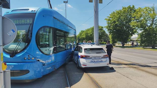 Pogledajte kaos na Jarunu gdje je tramvaj iskočio iz tračnica. Zabio se u policijski automobil