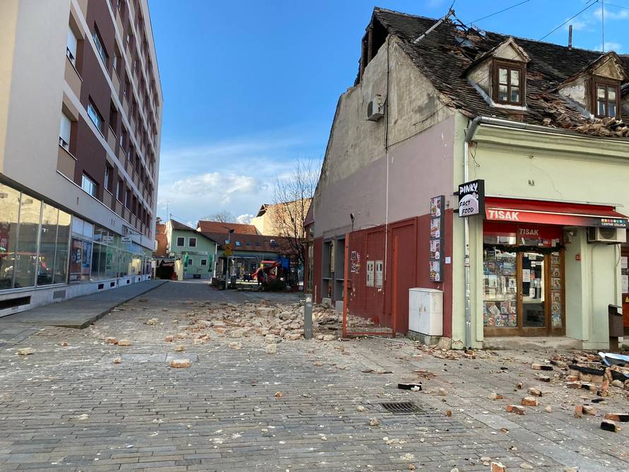 Uživo iz Petrinje: Poginulo je 7 ljudi, grad je u ruševinama...