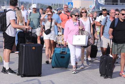 FOTO Pogledajte gužvu u Splitu za katamaran! Možda nisu baš pratili prognozu. Stiže kaos!