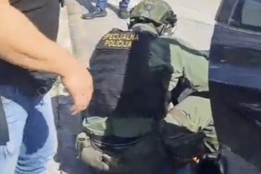 Policija privodi ljude