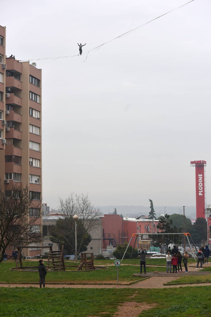 Pula: Neustra??ivi "nebeski hodaÄ?i" na visini od 40 metara izmeÄ?u dva nebodera