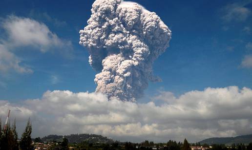 Bujica usijanog plina od 4 km: Eruptirao vulkan na Sumatri