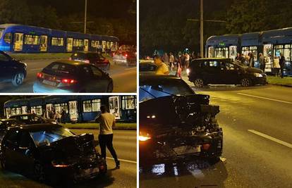 VIDEO Krš i lom u Zagrebu: Auto se odbio od rubnika u tramvaj