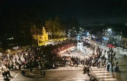 VIDEO Tuga na Cetinju: Stotine ljudi pale svijeće za 12 žrtava masakra Ace Martinovića